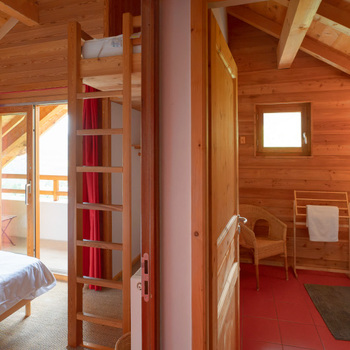 La chambre Mara des Bois et sa salle de Bain - Gîte Le Jardin des Ecrins